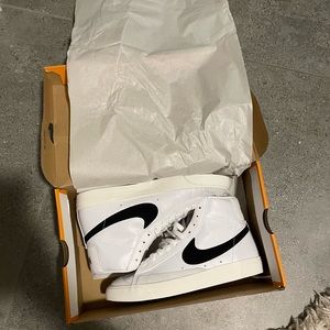 Nike Women’s Blazer Mid ‘77